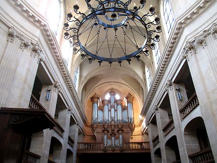 Intérieur de l'église et son orgue