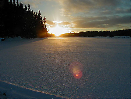 Coucher de soleil sur le lac gelé