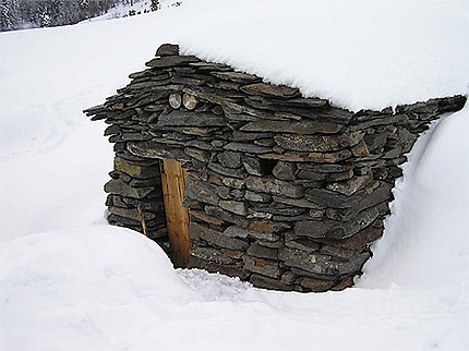 Cabane de berger enneigée