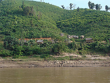 Village sur le fleuve