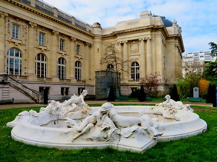 Le Grand Palais et sa fontaine