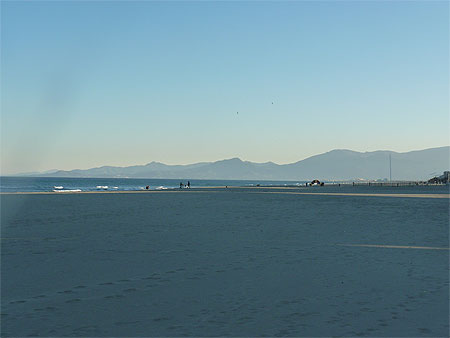 Massif des albères vue de Canet plage Massif des albères vue de Canet plage