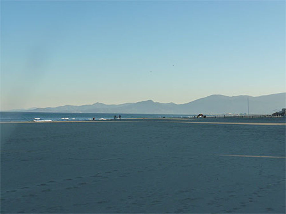 Massif des albères vue de Canet plage