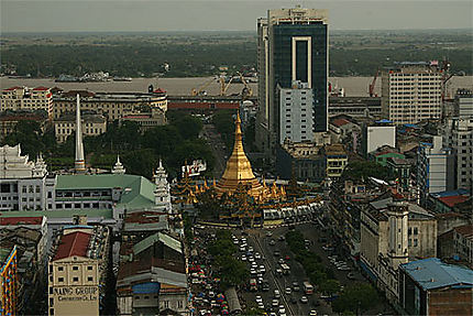 Birmanie la pagode Sulé et le port