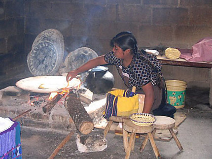 Indienne préparant des galettes de mais