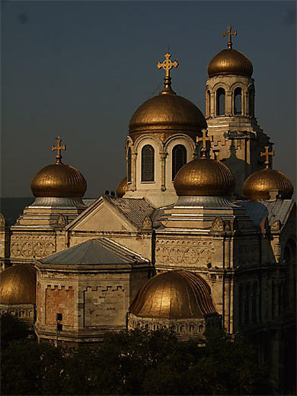 Coucher de soleil sur la cathédrale de Varna