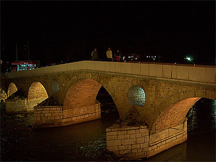 Pont latin de nuit