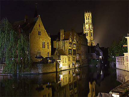 Les canaux et le Beffroi de Bruges illuminé