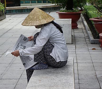 Lectrice à Saigon
