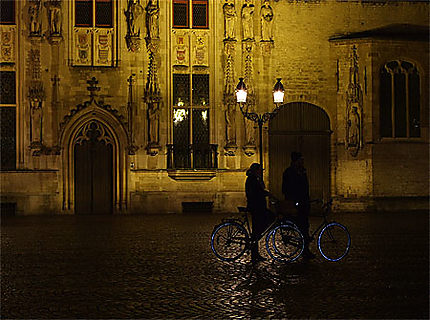 Cyclistes sur la place du Burg à la tombée de la nuit