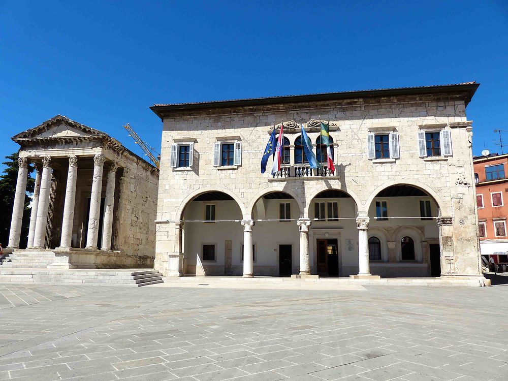 Hôtel de ville et Temple d'Auguste