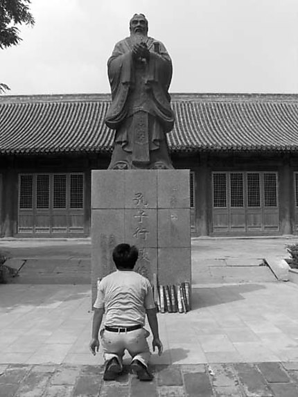 prière dans le temple de Confucius