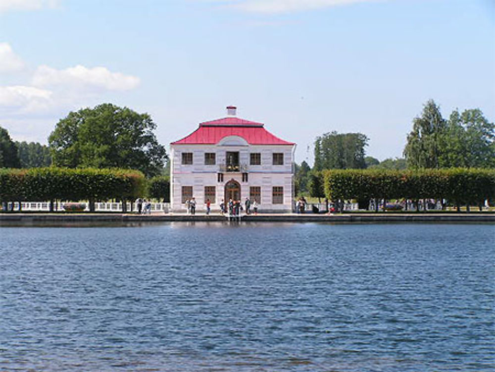 Palais de Marly dans le parc de Peterhof