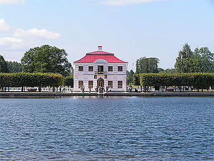 Palais de Marly dans le parc de Peterhof