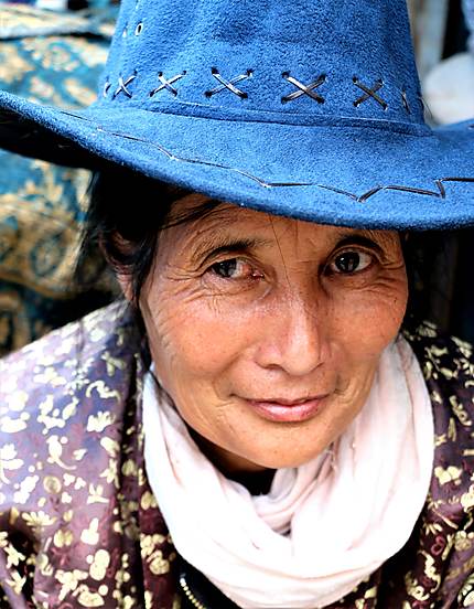 Portrait d'une Tibétaine au chapeau