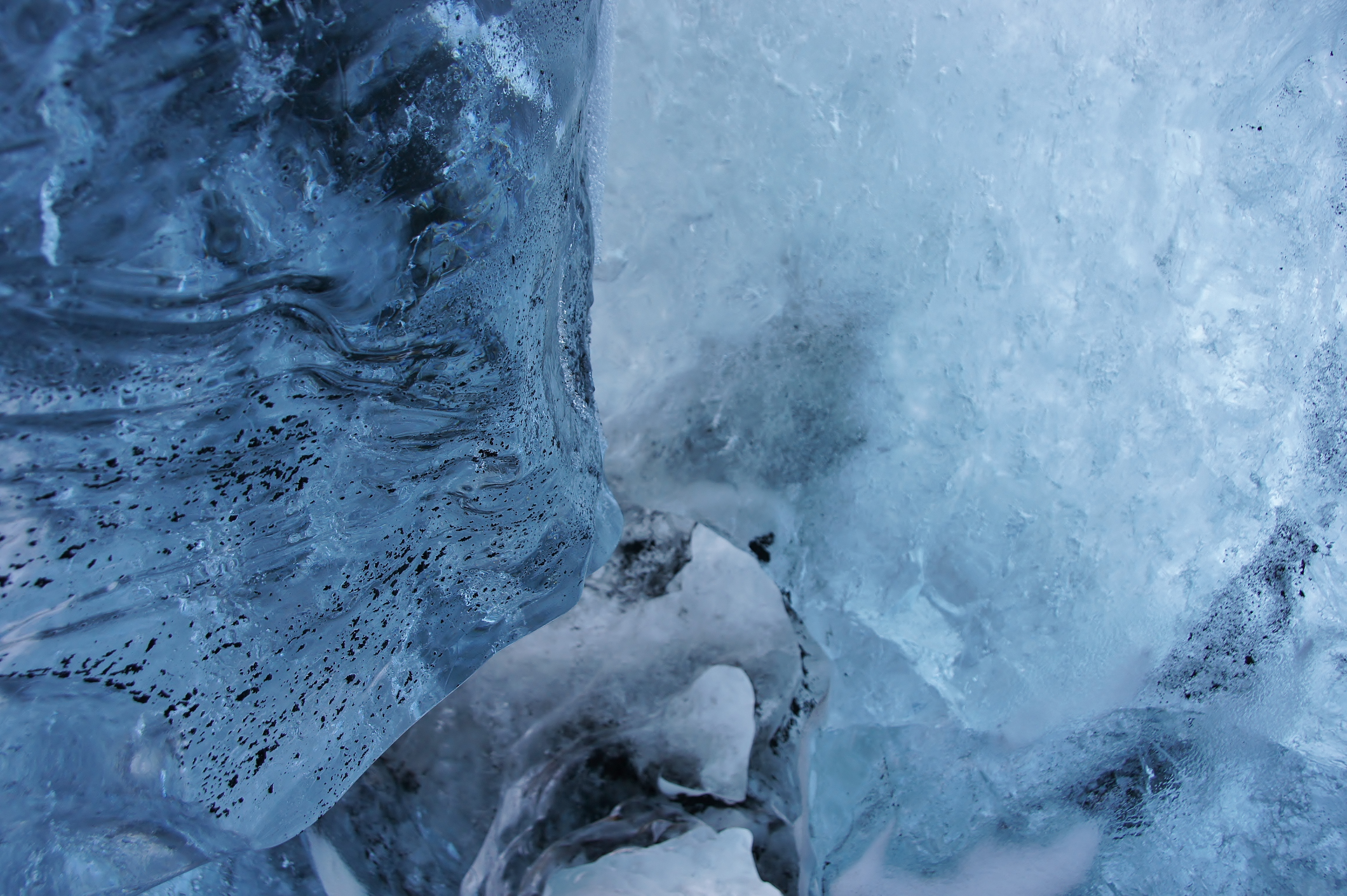 Intérieur d'une grotte bleue à Vatnajökull Intérieur d'une grotte bleue à Vatnajökull