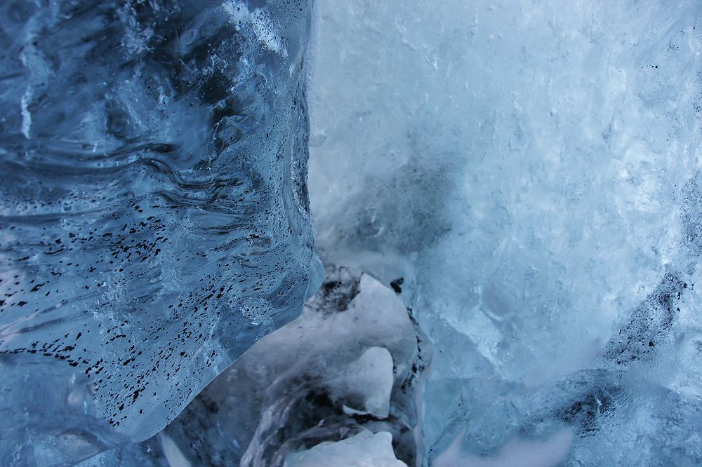 Intérieur d'une grotte bleue à Vatnajökull