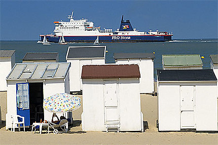 Le ferry et les cabines de plage de Calais