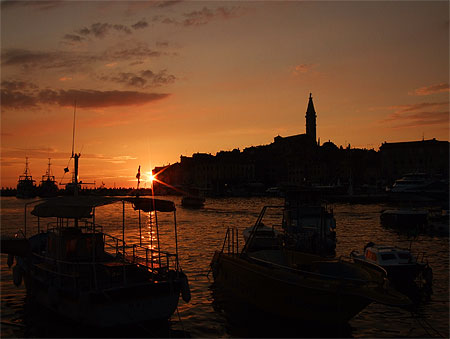 Coucher de soleil sur la vieille ville de Rovinj Coucher de soleil sur la vieille ville de Rovinj