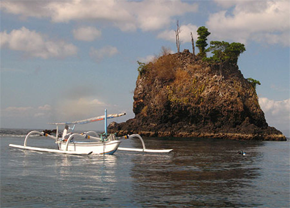 Une petite île au large de Candidasa