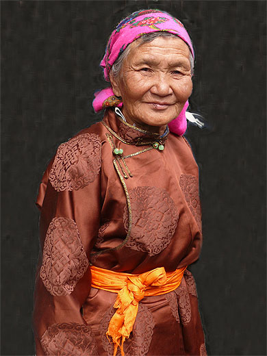 Femme en costume traditionnel à Tsetserleg Femme en costume traditionnel à Tsetserleg