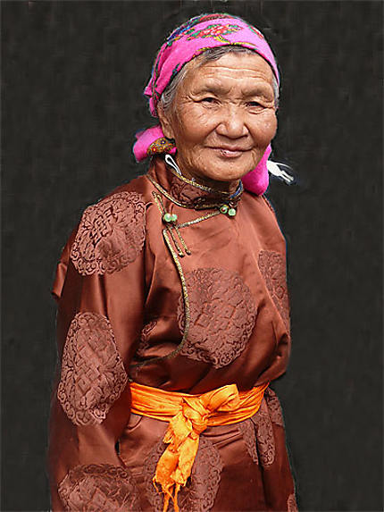 Femme en costume traditionnel à Tsetserleg