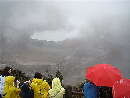 Volcan poas, sous la pluie