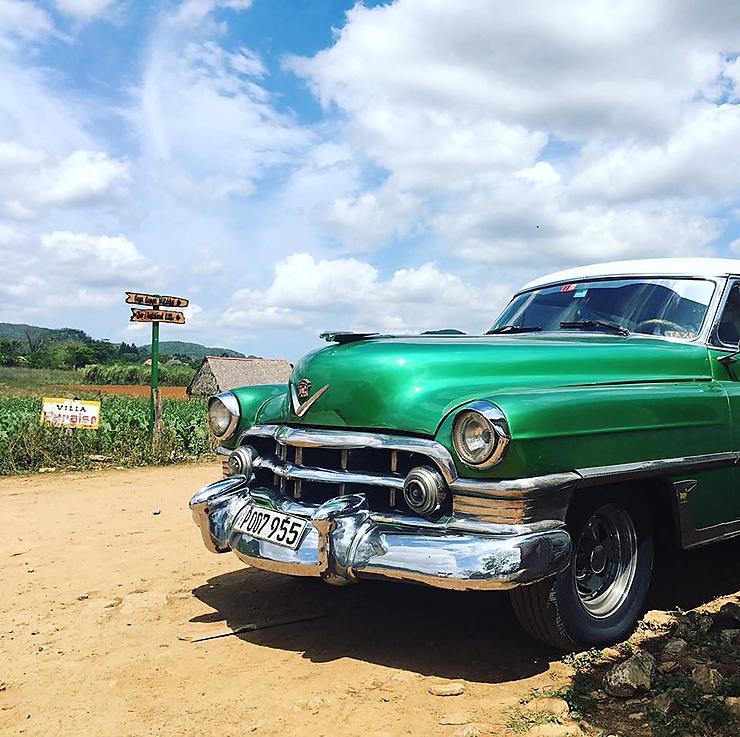 Vieille voiture américaine dans la Vallée de Viñales, Cuba