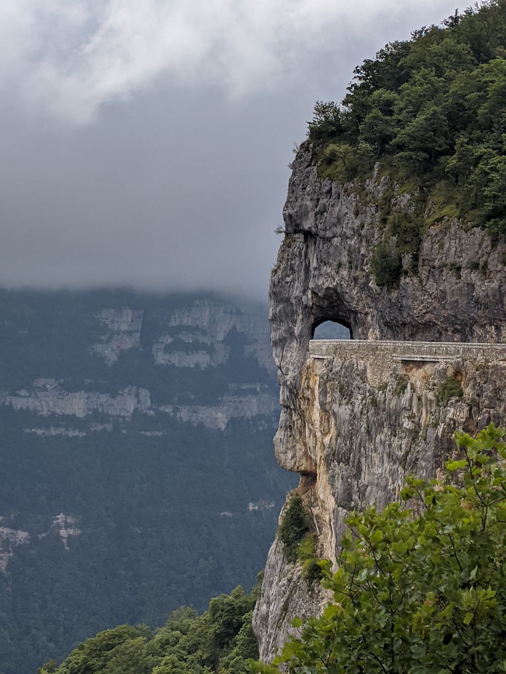 Route au creux de la falaise