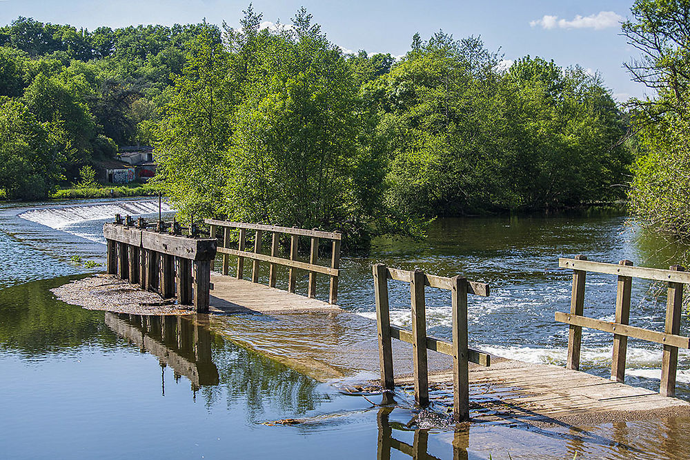 Une passerelle menant à la chaussée des pommiers