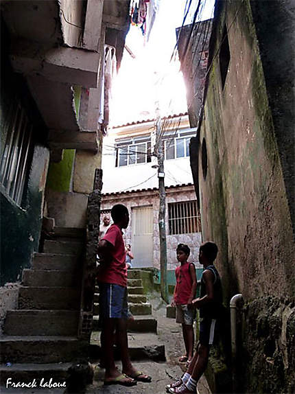 Dans les ruelles de Rocinha 