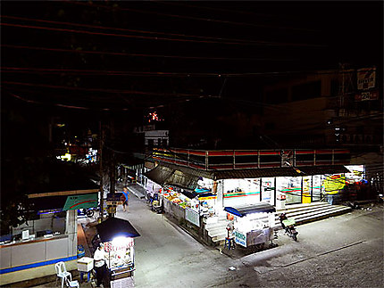 Vie nocturne au port de Koh Tao devant le 7 Eleven
