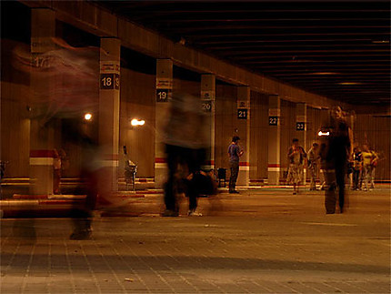 Une gare de bus, la nuit....