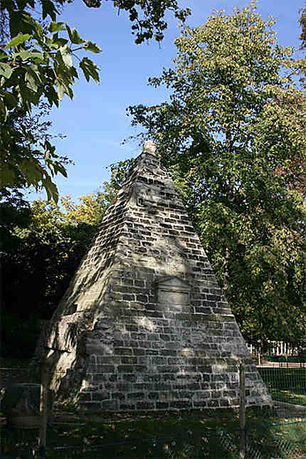 Une pyramide au parc Monceau