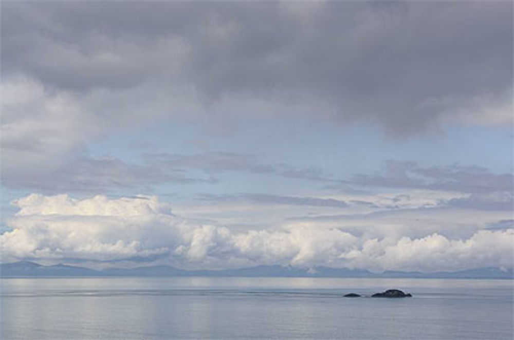 Quand les nuages viennent carresser l'eau