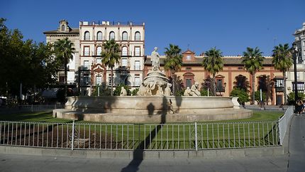 Fontaine monumentale à la Puerta de Jerez.