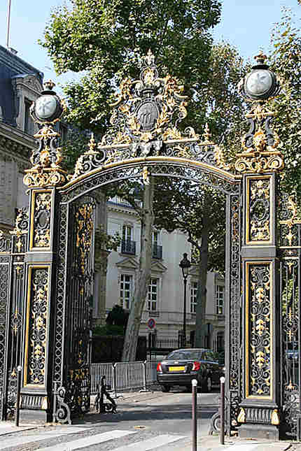 Porte qui donne sur le parc Monceau