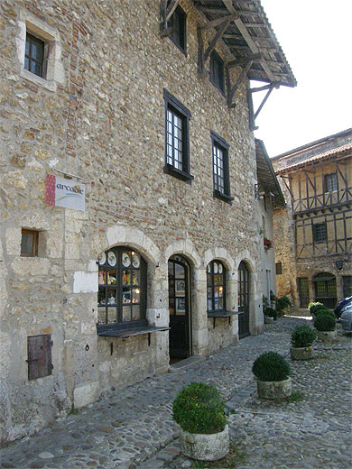 Sur la place de Pérouges, ville médiévale Sur la place de Pérouges, ville médiévale