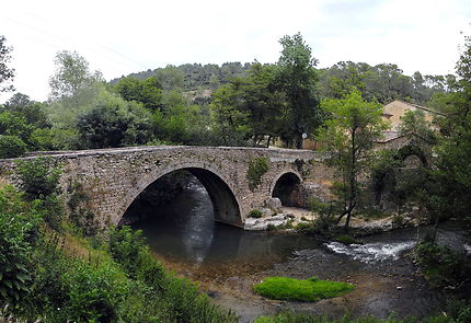 Vieux pont à Entrecasteaux