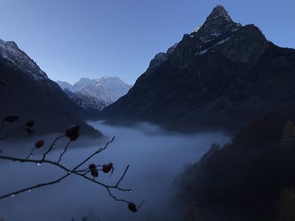 Vallée brumeuse en Italie