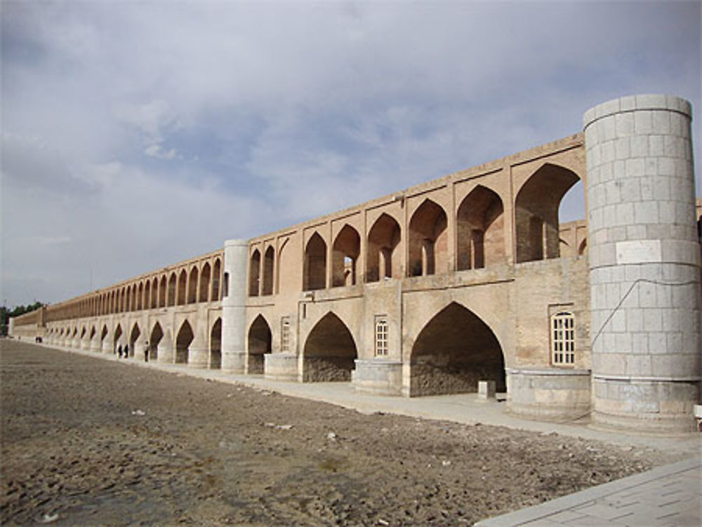 Le pont aux trente-trois arches