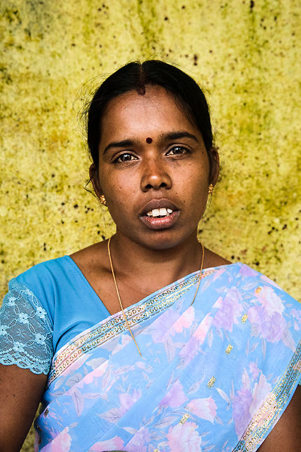 Yellow woman à Ella, Sri Lanka