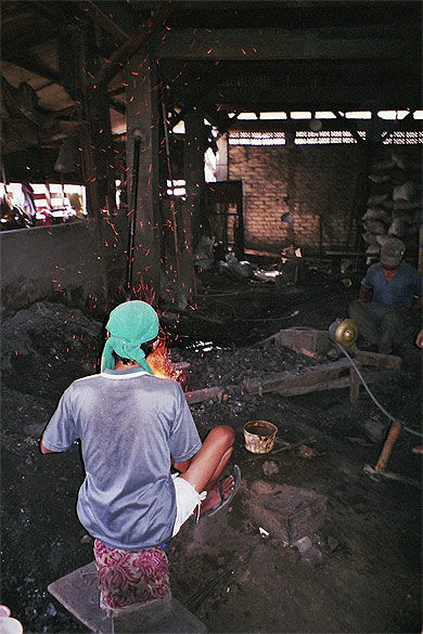 Atelier de fabrication de gongs pak sukarna