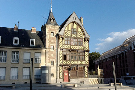 Maison du Pèlerin, face à la Cathédrale d'Amiens