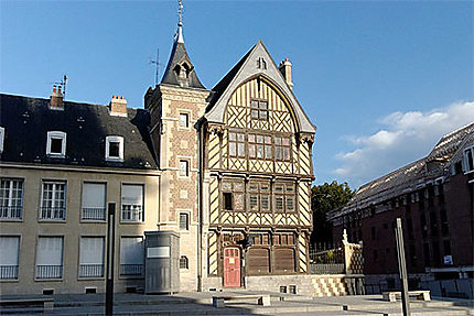 Maison du Pèlerin, face à la Cathédrale d'Amiens