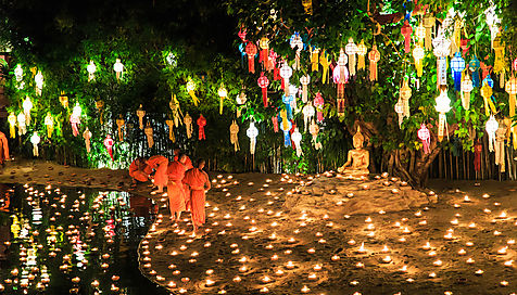 Loy Krathong illumine la Thaïlande
