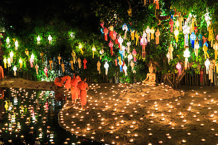 Loy Krathong illumine la Thaïlande