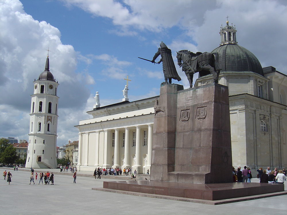 La cathédrale et la statue de Gedimino