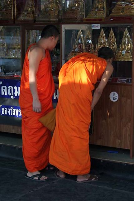 Deux moines font du shopping