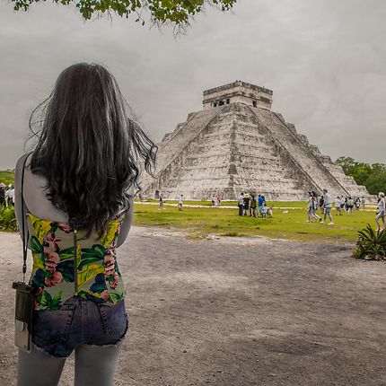 La belle et la pyramide Chichén Itzá